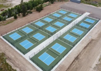 Thi công sân pickleball tiêu chuẩn với 7 lớp sơn DECOTURF có HẠT CAO SU nền xi măng