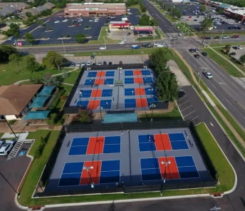 Thi công sân pickleball cao cấp 7 lớp sơn LAYKOLD US OPEN có HẠT CAO SU