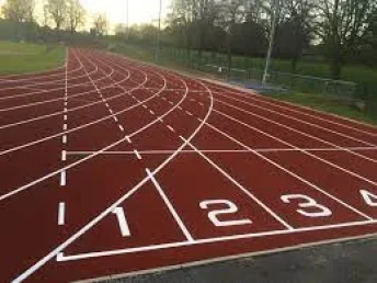 Sơn điền kinh với 2 lớp sơn màu US OPEN LAYKOLD nền nhựa đường