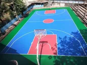 Sơn mặt sân bóng rổ với Sơn cao su chống nứt với 7 lớpTOPSPORTS trên nền nhựa mới.